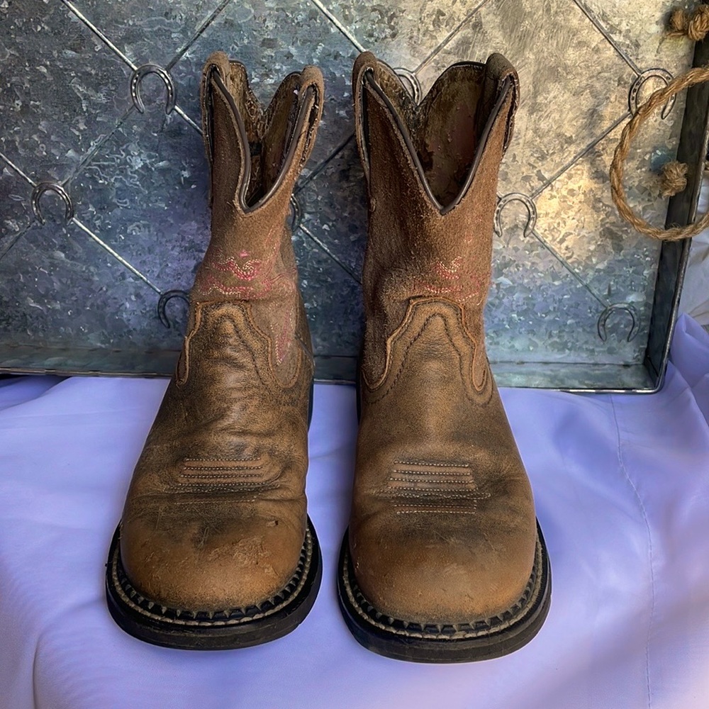 Girls size 5.5 b Ariat boots